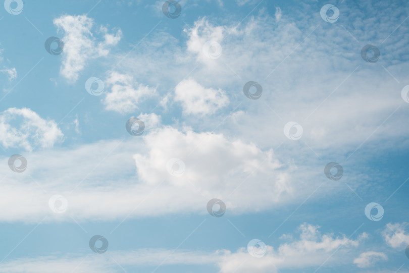 Скачать Голубое небо и облака в солнечный день, ветреная погода фотосток Ozero