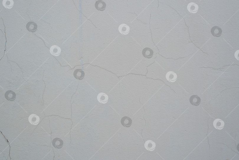 Скачать Чистая поверхность белой стены с трещинами в краске, крупным планом. Текстурный фон фотосток Ozero