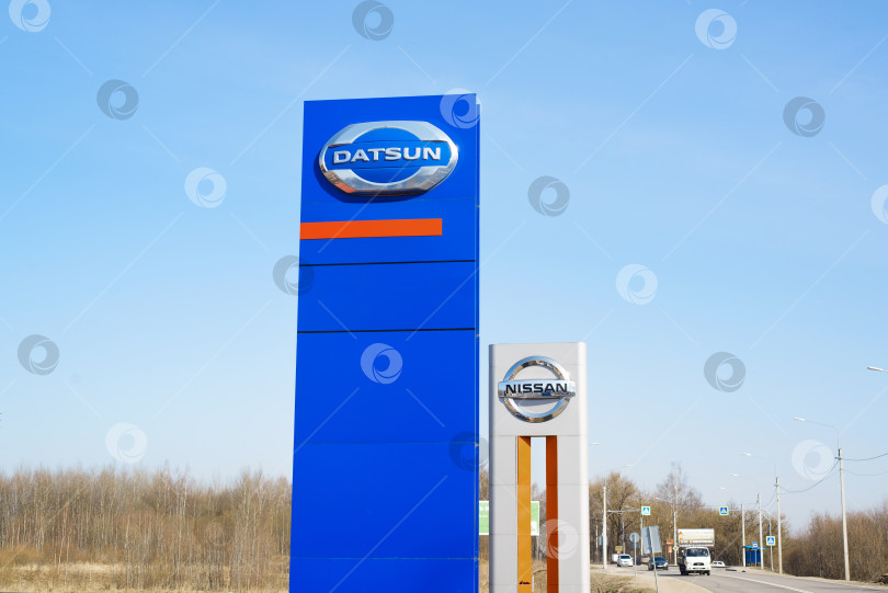 Скачать Логотипы японских автопроизводителей Datsun и Nissan снаружи, у дороги. Смоленск, Россия 18.04.2021 фотосток Ozero