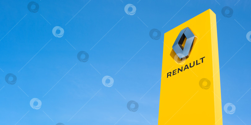 Скачать Логотип автомобильной корпорации Renault на фоне ясного голубого неба снаружи. Баннер, скопируйте место для вашего текста. Вывеска автосалонного центра. Смоленск, Россия 18.04.2021 фотосток Ozero