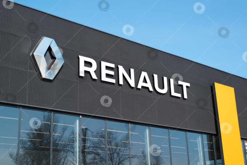 Скачать Автосалон французской автомобильной корпорации Renault, снаружи. Фасад здания и вывеска с логотипом крупным планом на фоне ясного голубого неба. Смоленск, Россия 18.04.2021 фотосток Ozero