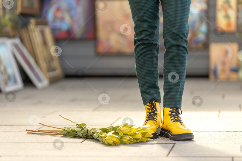 Скачать Женские ноги в желтых туфлях. Рядом лежит букет желтых цветов. Концепция весеннего праздника - 8 марта, Пасха, Женский день фотосток Ozero