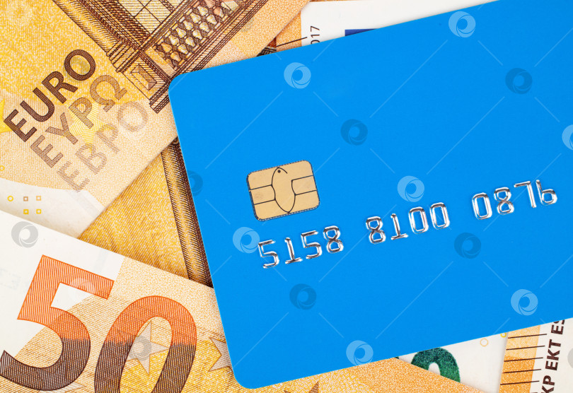 Скачать Кредитная карта и банкноты евро крупным планом на белом фоне фотосток Ozero