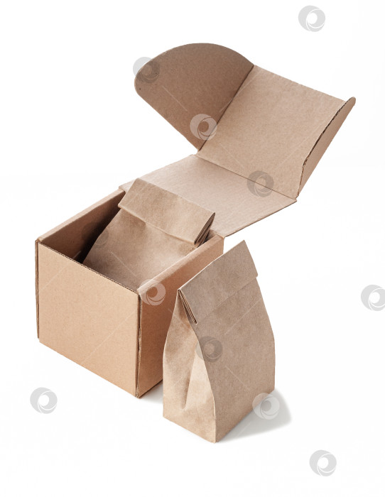 Скачать Набор бумажных пакетов и коробки для сыпучих продуктов из крафтовой бумаги. Изолят. Белый фон. фотосток Ozero