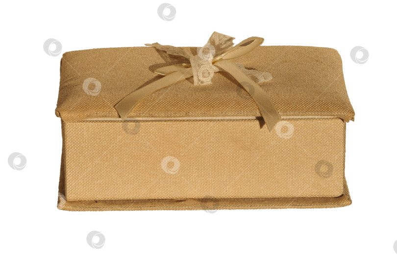Скачать Подарочная коробка представляет собой коробку золотистого цвета с текстурой ткани высокого качества. фотосток Ozero