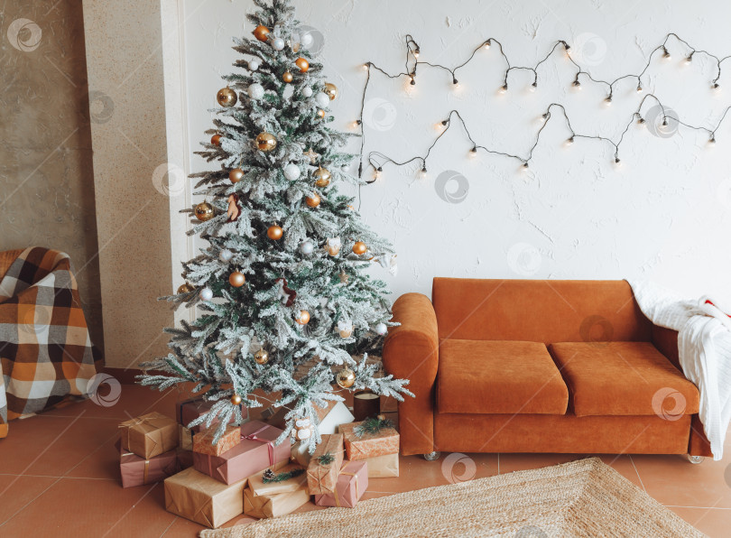 Скачать интерьерное Рождество. волшебная светящаяся рождественская елка, подарки фотосток Ozero