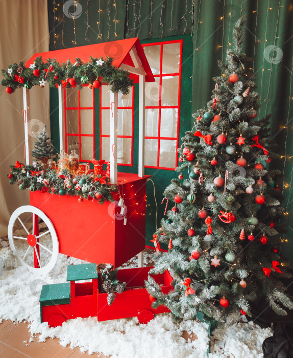 Скачать интерьерное Рождество. волшебная светящаяся рождественская елка, подарки фотосток Ozero