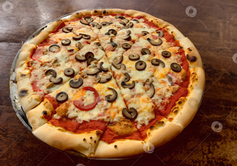 Скачать пицца с грибами и оливками фотосток Ozero