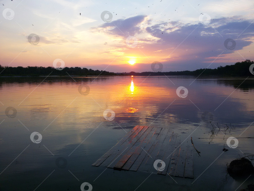 Скачать Очень красивый закат на реке фотосток Ozero