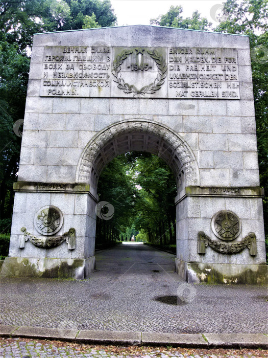 Скачать Мемориальная арка в Трептов-парке в Берлине фотосток Ozero