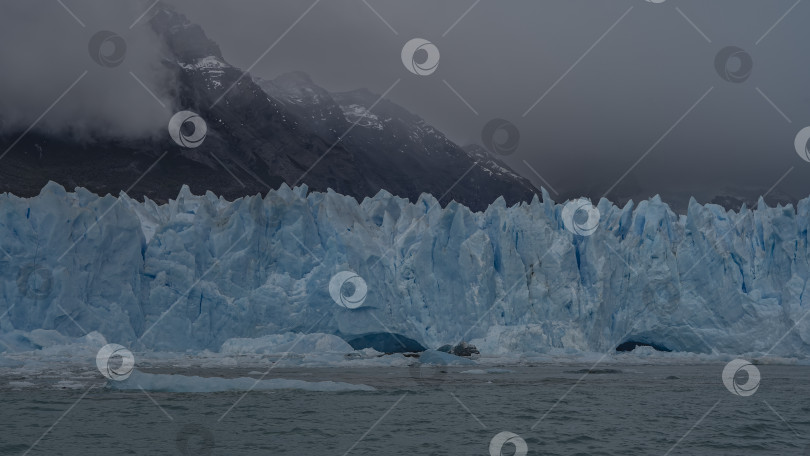 Скачать Стена из потрескавшегося голубого льда фотосток Ozero