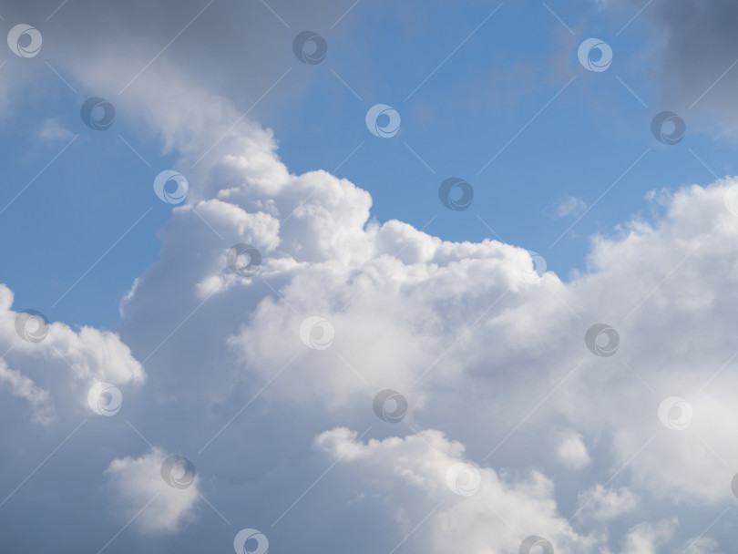Скачать Облачное небо. Голубое небо, белые облака- фон. Красивый ландшафт фотосток Ozero