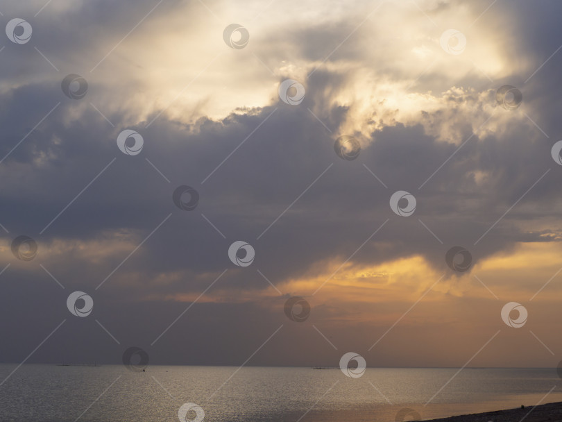 Скачать Облачное разноцветное небо над морской гладью воды. морской фотосток Ozero