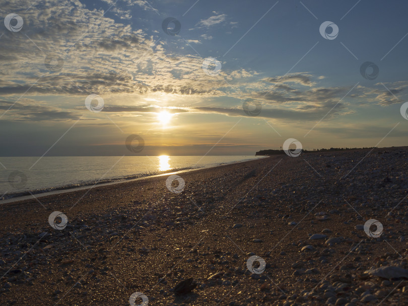 Скачать Живописный закат на морском пляже. Морской пейзаж с береговой линией,  фотосток Ozero