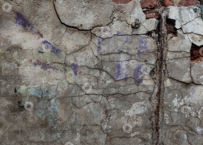 Скачать Стена с большими трещинами, изломами и мазками фиолетовой краски фотосток Ozero
