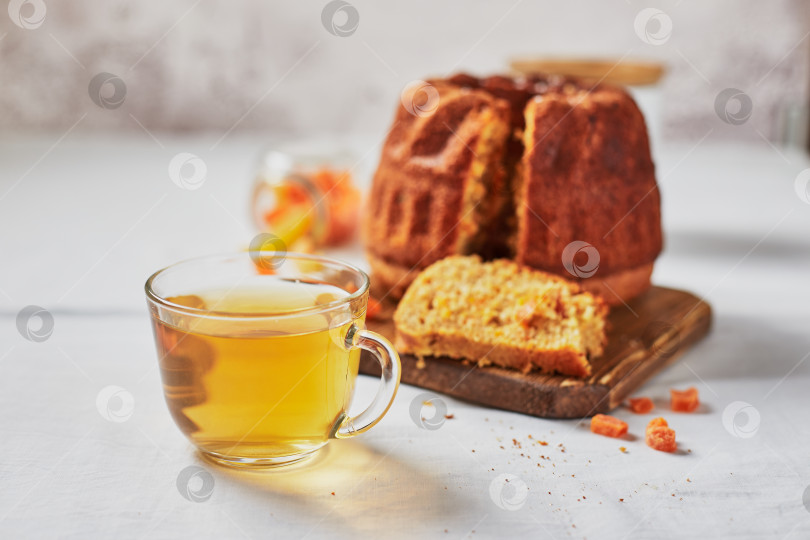 Скачать Домашний осенний морковный или тыквенный пирог с цукатами, чашкой чая и золотистыми декоративными тыквами фотосток Ozero