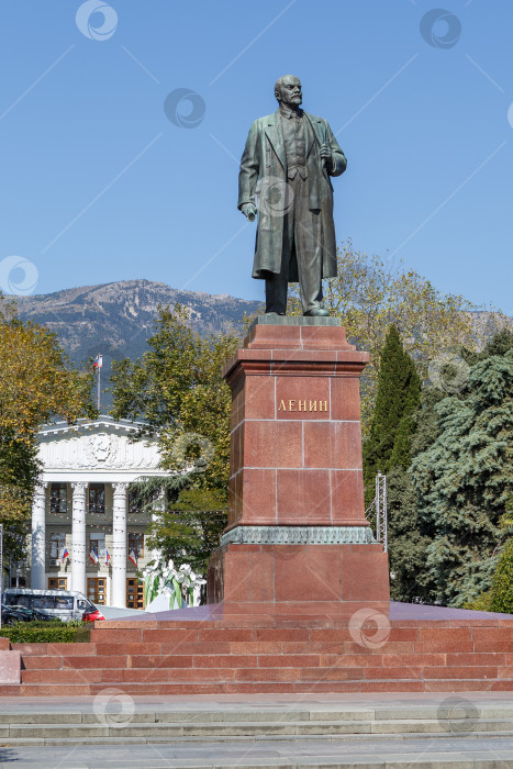 Скачать Ялта, Россия - 22, 09, 20: Памятник Ленину фотосток Ozero