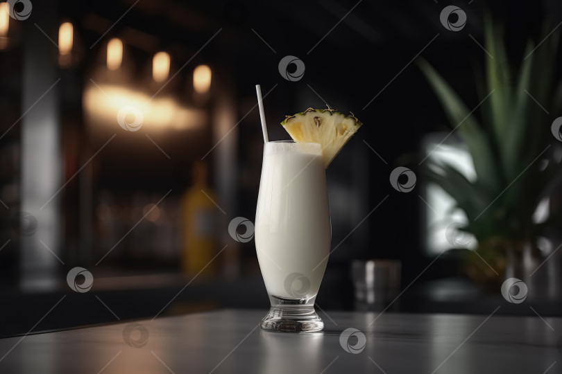 Скачать Красивый высокий прозрачный бокал с холодным коктейлем "пина колада", украшенный кусочком ананаса, стоит на столе в баре с темным интерьером. Изображение тропического напитка с пространством для копирования. Порождающий искусственный интеллект фотосток Ozero
