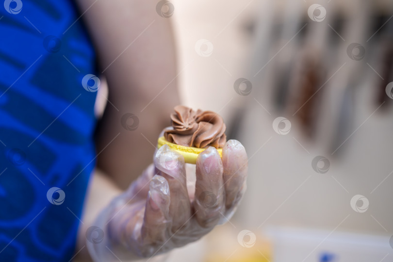 Скачать шеф-кондитер выдавливает начинку на печенье macarons. крупный план. концепция домашней пекарни. фотосток Ozero