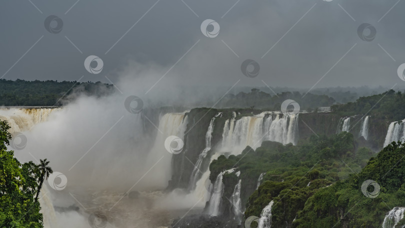 Скачать Красивые каскады водопадов низвергаются в бурную реку. фотосток Ozero