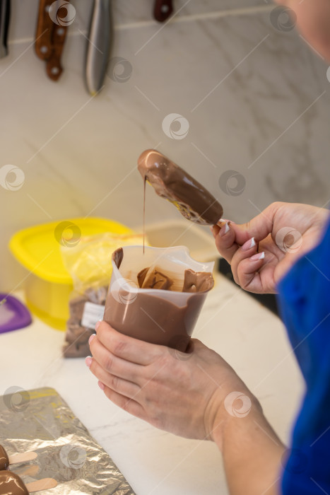 Скачать женщина-кондитер макает зефир на палочке в шоколад. концепция домашней пекарни. фотосток Ozero