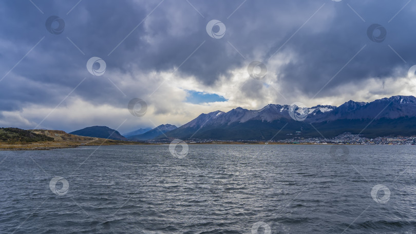 Скачать На берегу канала Бигл можно увидеть городские дома фотосток Ozero