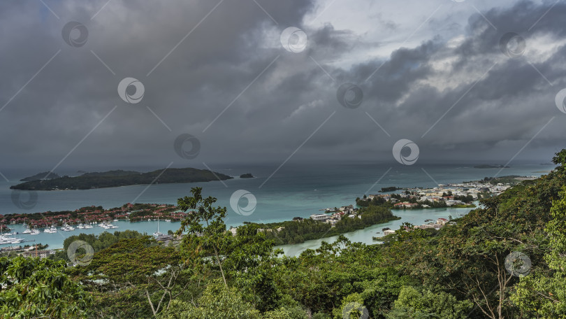 Скачать Вид со смотровой площадки на бирюзовый океан и искусственный остров Эдем фотосток Ozero