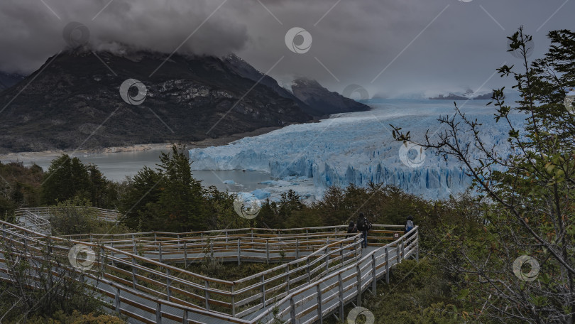 Скачать Со смотровой площадки виден голубой ледник Перито-Морено. фотосток Ozero