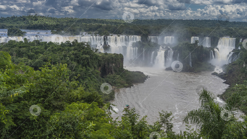 Скачать Вниз ниспадает впечатляющий каскад водопадов Игуасу. фотосток Ozero