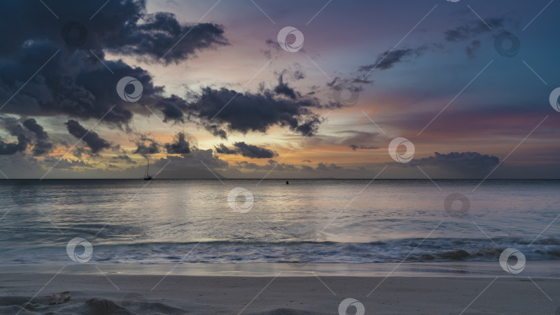 Скачать Красочный романтический закат на тропическом пляже. фотосток Ozero