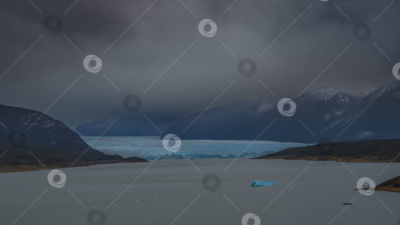 Скачать Удивительный голубой ледник Перито Морено фотосток Ozero