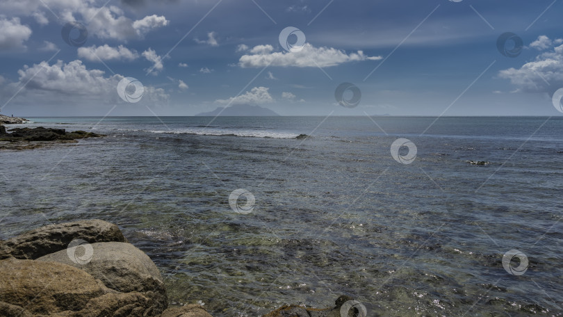 Скачать Дно видно сквозь прозрачную океанскую воду. фотосток Ozero