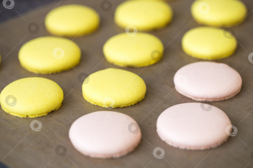 Скачать желтые половинки для печенья "макарунз" на столе. концепция домашней пекарни. фотосток Ozero