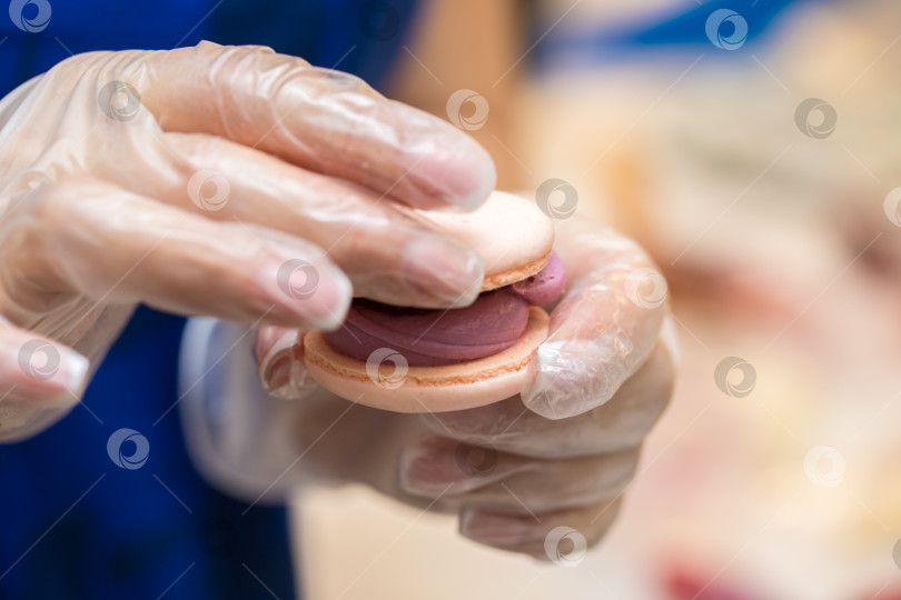 Скачать кондитер собирает половинки печенья macarons. крупный план. концепция домашней пекарни. фотосток Ozero