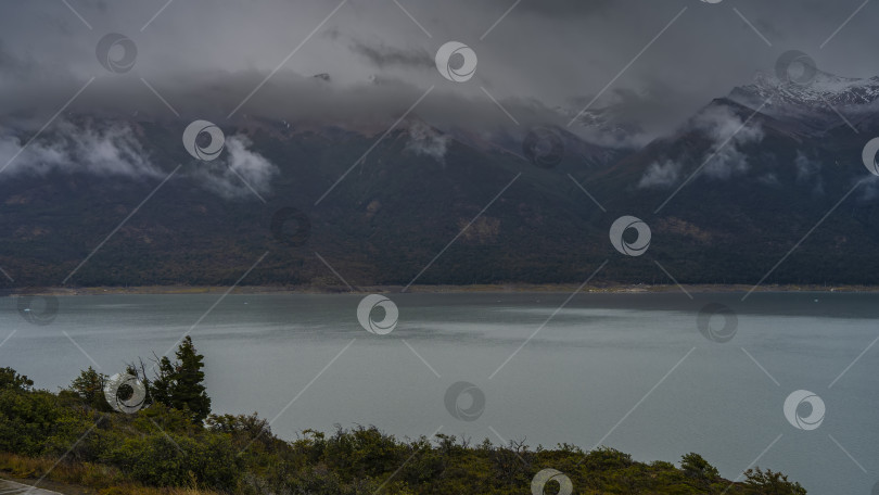 Скачать Живописный заснеженный горный хребет фотосток Ozero