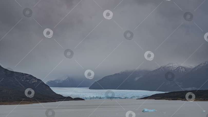 Скачать Знаменитый голубой ледник Перито Морено фотосток Ozero