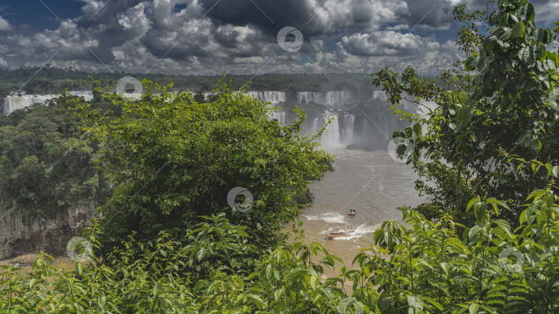 Скачать Потоки воды каскадами низвергаются в реку. фотосток Ozero
