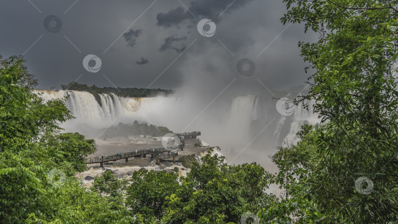 Скачать Потоки водопада обрушиваются в ущелье фотосток Ozero