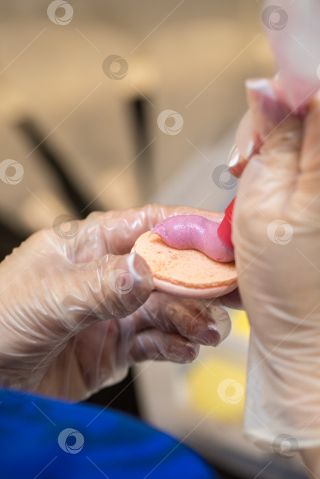 Скачать шеф-кондитер выдавливает начинку на печенье macarons. крупный план. концепция домашней пекарни. фотосток Ozero