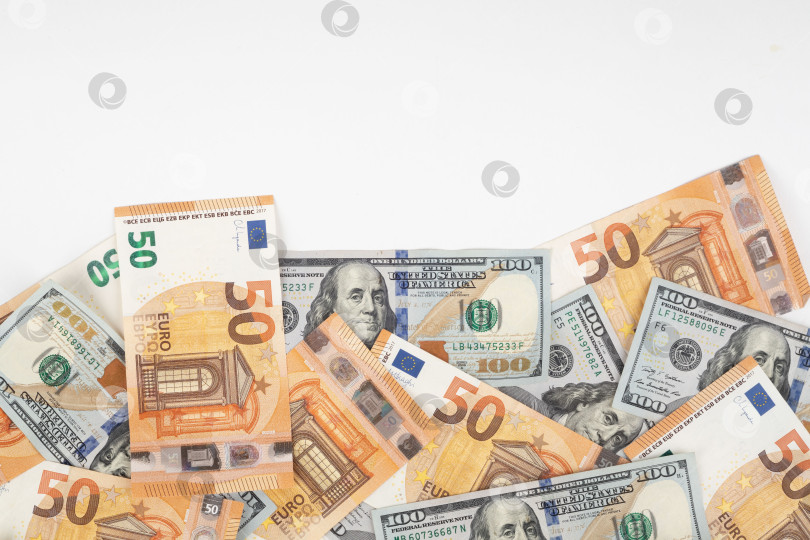 Скачать Денежный фон. Банкноты в сто долларов и евро на белом фоне. фотосток Ozero
