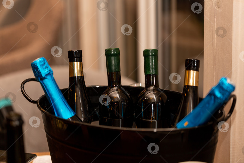 Скачать Бутылки вина в ведерке со льдом фотосток Ozero