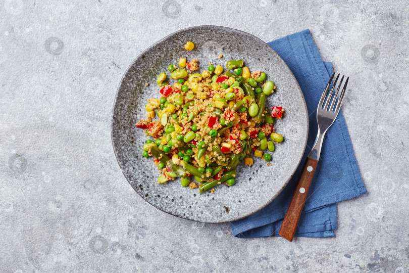 Скачать Салат из киноа с зеленой фасолью, кукурузой, красным болгарским перцем, горошком и соевыми бобами. Полезная овощная смесь фотосток Ozero