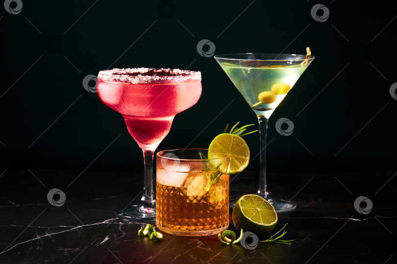 Скачать Алкогольные и безалкогольные коктейли на столе из темного мрамора. Летние закуски фотосток Ozero