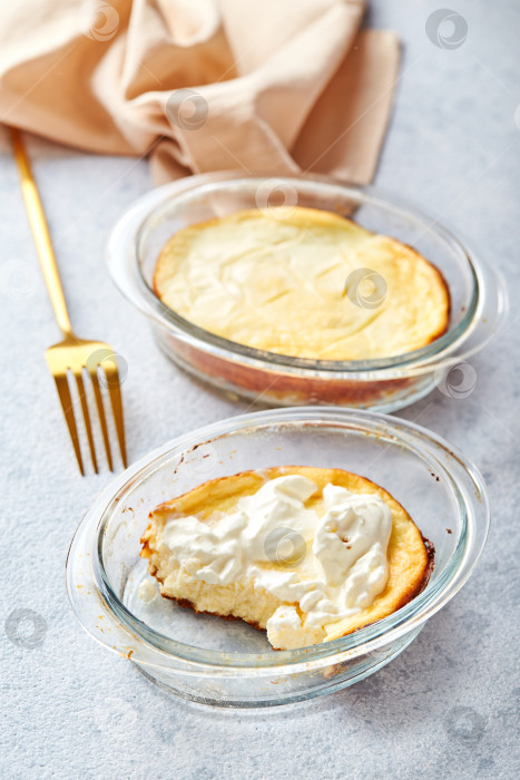 Скачать Вкусная творожная запеканка в порционных стеклянных формах со сметаной. Традиционная русская кухня на завтрак - Запеканка фотосток Ozero