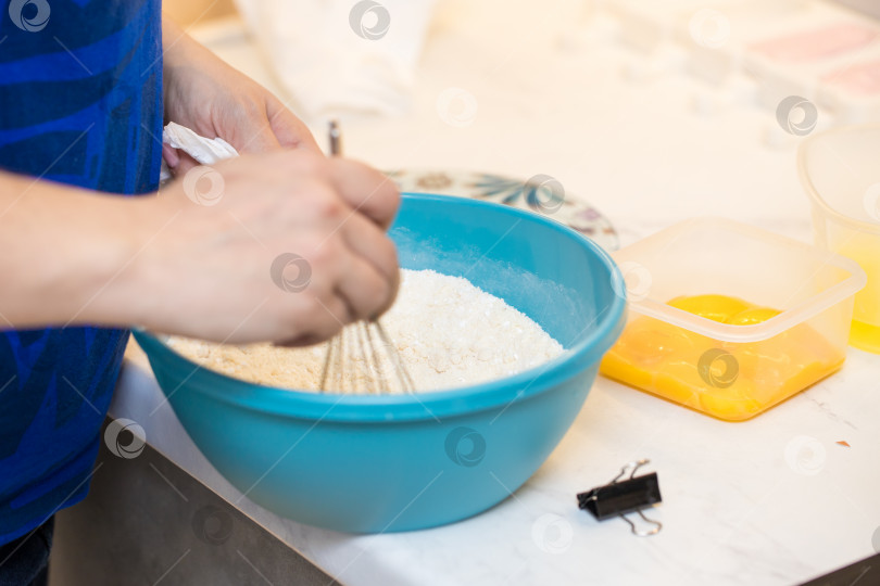 Скачать женщина замешивает тесто для макарон. руки крупным планом. концепция домашней пекарни. фотосток Ozero