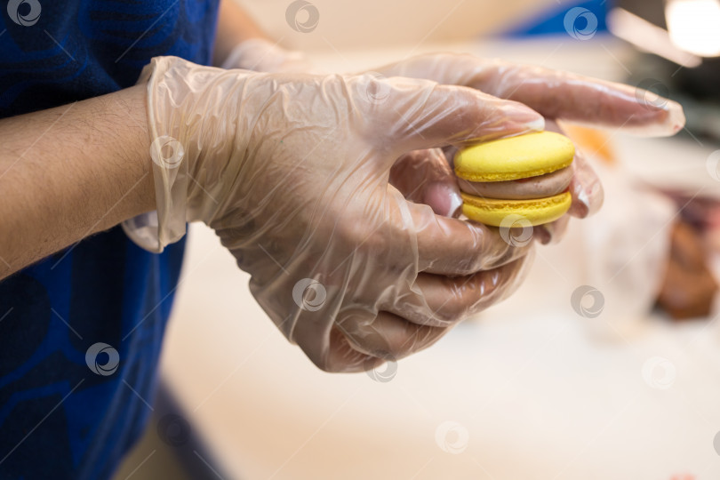 Скачать кондитер собирает половинки печенья macarons. крупный план. концепция домашней пекарни. фотосток Ozero