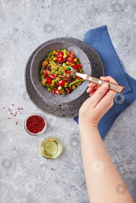 Скачать Киноа с зеленой фасолью, помидорами, жареными шампиньонами, кукурузой, красным болгарским перцем, горошком и соевыми бобами. Полезная овощная смесь фотосток Ozero