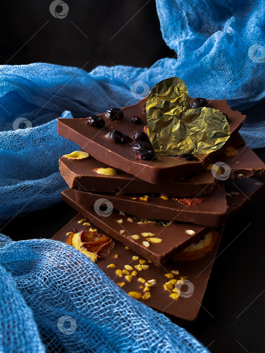 Скачать Кусочки шоколада с сердечком из золотистой фольги. С ягодами, клубникой фотосток Ozero