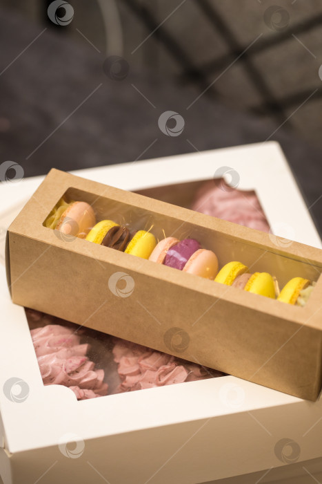 Скачать коробка с печеньем macarons в собранном порядке стоит на столе. концепция домашней пекарни. фотосток Ozero