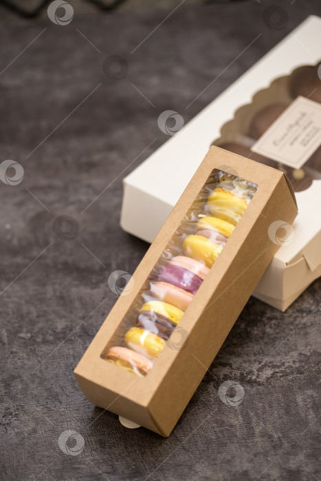 Скачать коробка с печеньем macarons в собранном порядке стоит на столе. концепция домашней пекарни. фотосток Ozero